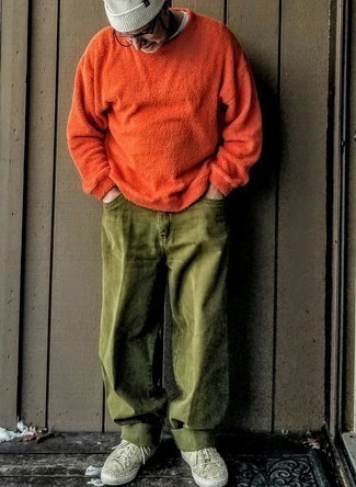 С чем носить оранжевый свитер с круглым вырезом за 50 лет мужчине в теплую погоду в стиле кэжуал: В оранжевом свитере с круглым вырезом и оливковых джинсах можно пойти на встречу в расслабленной обстановке или провести выходной день, когда в программе культурное мероприятие без дресс-кода. Оливковые низкие кеды из плотной ткани становятся великолепным дополнением к твоему ансамблю.