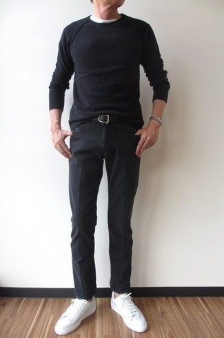 Какие джинсы носить с бело-красными низкими кедами за 50 лет мужчине в теплую погоду: Лук из черного свитера с круглым вырезом и джинсов позволит подчеркнуть твой индивидуальный стиль. Вместе с этим образом стильно будут выглядеть бело-красные низкие кеды.