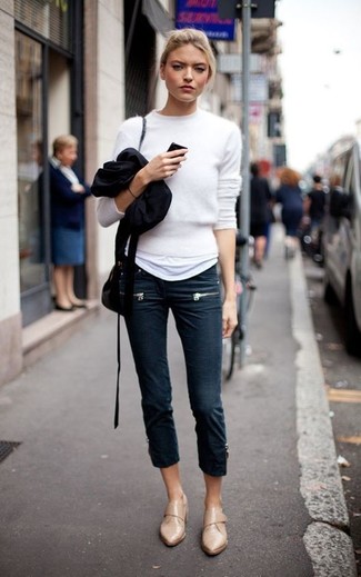 С чем носить белый пушистый свитер с круглым вырезом женщине в теплую погоду: Белый пушистый свитер с круглым вырезом в паре с темно-синими джинсами скинни безусловно будет обращать на тебя восхищенные взгляды окружающих. Почему бы не привнести в повседневный наряд чуточку утонченности с помощью светло-коричневых кожаных лоферов?