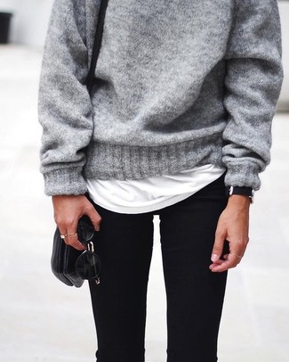 Как носить серый свитер с круглым вырезом с черными джинсами скинни в теплую погоду: Дуэт серого свитера с круглым вырезом и черных джинсов скинни позволит реализовать в твоем луке современный городской стиль.