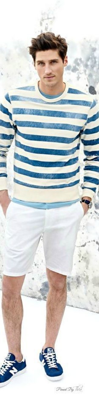 С чем носить бело-синий свитер с круглым вырезом в горизонтальную полоску мужчине: Бело-синий свитер с круглым вырезом в горизонтальную полоску и белые шорты прочно закрепились в гардеробе многих молодых людей, позволяя составлять незаезженные и стильные ансамбли. В тандеме с этим луком наиболее уместно смотрятся синие низкие кеды.
