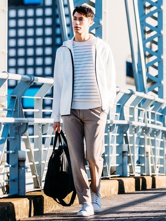 Модный лук: бело-синий свитер с круглым вырезом в горизонтальную полоску, белый худи, коричневые брюки чинос, белые кожаные низкие кеды