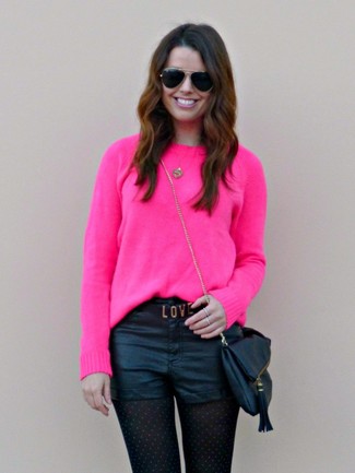 С чем носить черные шорты в 20 лет женщине: Ярко-розовый свитер с круглым вырезом и черные шорты — необходимые элементы в арсенале любительниц стиля casual.
