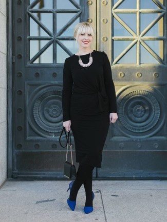 Как носить юбку-карандаш с туфлями: Черный свитер с круглым вырезом в паре с юбкой-карандаш — хорошая идея для воплощения ансамбля в элегантно-деловом стиле. Вкупе с этим нарядом удачно выглядят туфли.