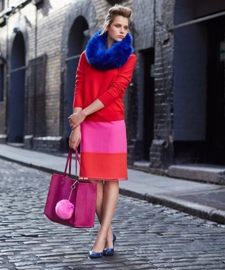 С чем носить темно-синие кожаные туфли в 30 лет: Красный свитер с круглым вырезом в паре с ярко-розовой юбкой-карандаш — классная идея для воплощения образа в стиле smart casual. Темно-синие кожаные туфли — отличный выбор, чтобы дополнить лук.