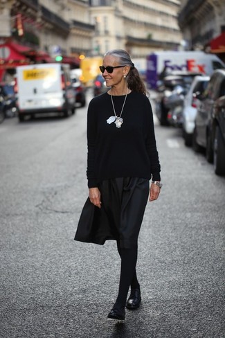 С чем носить черные кожаные оксфорды за 60 лет женщине в теплую погоду: Черный свитер с круглым вырезом и черная юбка-миди со складками будет хорошей идеей для простого наряда на каждый день. Очень выигрышно здесь смотрятся черные кожаные оксфорды.