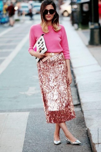 С чем носить ярко-розовую юбку в 30 лет в теплую погоду: Если ты приписываешь себя к той немногочисленной категории барышень, хорошо разбирающихся в одежде, тебе подойдет ансамбль из ярко-розового свитера с круглым вырезом и ярко-розовой юбки. Серебряные кожаные туфли — прекрасный вариант, чтобы дополнить лук.