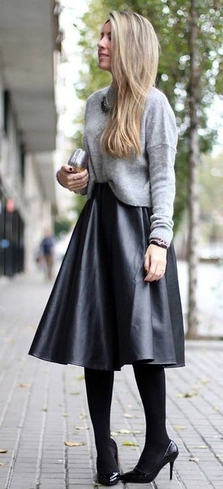 С чем носить черные колготки в стиле смарт-кэжуал: Серый свитер с круглым вырезом и черные колготки — выбор девушек, которые никогда не могут усидеть на месте. Черные кожаные туфли неплохо дополнят этот образ.