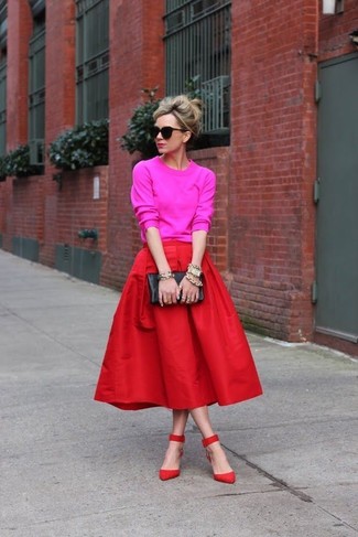 С чем носить ярко-розовый свитер с круглым вырезом женщине: Ярко-розовый свитер с круглым вырезом и красная юбка-миди со складками — хорошая идея для простого, но модного лука. В тандеме с этим нарядом наиболее уместно выглядят красные замшевые туфли.