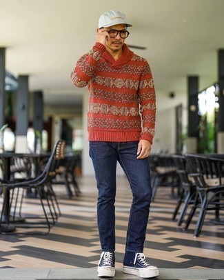 С чем носить красно-темно-синий свитер мужчине: Красно-темно-синий свитер и темно-синие джинсы будет превосходным вариантом для расслабленного образа на каждый день. Любишь экспериментировать? Закончи образ темно-сине-белыми высокими кедами из плотной ткани.