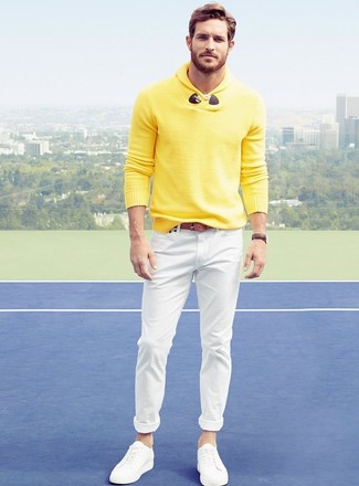 С чем носить белые плимсоллы мужчине в теплую погоду: Фанатам стиля casual понравится дуэт желтого свитера с отложным воротником и белых зауженных джинсов. В тандеме с этим образом наиболее уместно будут смотреться белые плимсоллы.