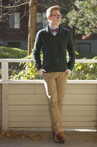 С чем носить темно-красный галстук-бабочку в 30 лет мужчине весна: Темно-зеленый свитер с отложным воротником и темно-красный галстук-бабочка — прекрасная формула для воплощения стильного и несложного лука. Любишь экспериментировать? Заверши ансамбль коричневыми кожаными туфлями дерби. Держи подобное сочетание про запас для неустойчивой весенней погоды.