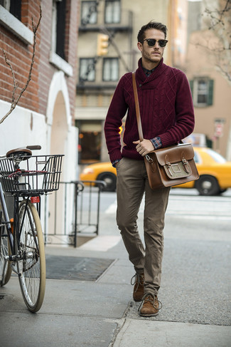 Модный лук: темно-красный свитер с отложным воротником, красно-темно-синяя рубашка с длинным рукавом в шотландскую клетку, коричневые брюки чинос, коричневые замшевые туфли дерби