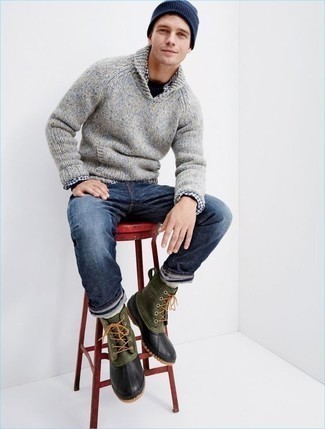 С чем носить зимние ботинки мужчине в стиле кэжуал: Для вечера в кино или кафе чудесно подойдет ансамбль из серого свитера с отложным воротником и темно-синих джинсов. Этот образ прекрасно закончат зимние ботинки.