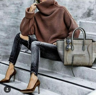 С чем носить темно-серую кожаную большую сумку в теплую погоду в стиле кэжуал: Такое простое и комфортное сочетание базовых вещей, как коричневый свитер с хомутом и темно-серая кожаная большая сумка, понравится женщинам, которые любят проводить дни активно. В паре с этим луком наиболее гармонично смотрятся темно-коричневые замшевые туфли.