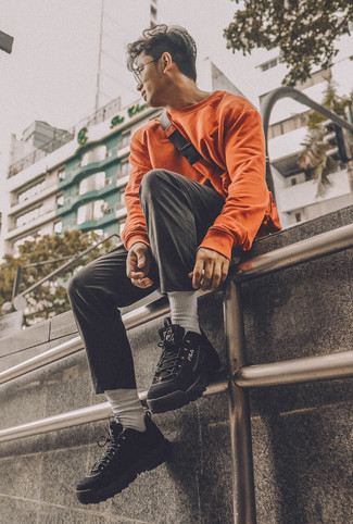 Какие брюки чинос носить с оранжевым свитшотем: Оранжевый свитшот и брюки чинос надежно закрепились в гардеробе многих парней, позволяя создавать яркие и комфортные луки. Чтобы образ не получился слишком вычурным, можно завершить его черными кроссовками.