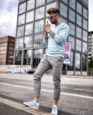 С чем носить белые носки-невидимки в 30 лет мужчине в теплую погоду: Если в одежде ты делаешь ставку на удобство и функциональность, голубой свитшот и белые носки-невидимки — хороший вариант для модного повседневного мужского образа. Такой образ легко получает новое прочтение в тандеме с голубыми замшевыми низкими кедами.
