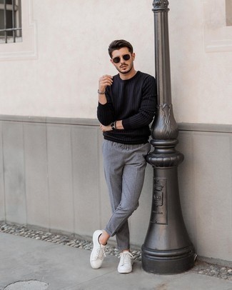 Какие свитшоты носить с серыми брюками чинос: Сочетание свитшота и серых брюк чинос позволит составить необыденный мужской образ в повседневном стиле. Белые кожаные низкие кеды — великолепный выбор, чтобы закончить образ.