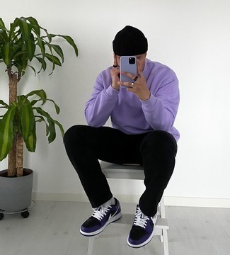С чем носить пурпурный свитер мужчине: Пурпурный свитер и черные брюки чинос прочно закрепились в гардеробе современных парней, позволяя составлять яркие и комфортные луки. И почему бы не привнести в этот образ на каждый день толику нарядности с помощью фиолетовых кожаных низких кед?
