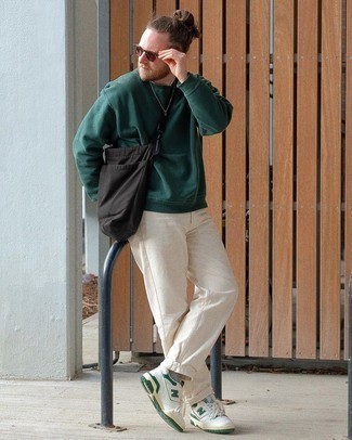С чем носить зеленые низкие кеды мужчине в стиле кэжуал: Темно-зеленый свитшот и бежевые джинсы — must have вещи в арсенале стильного современного жителя мегаполиса. Что же до обуви, можно дополнить лук зелеными низкими кедами.