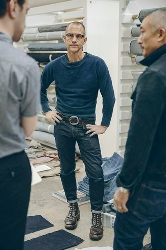 Какие джинсы носить с темно-синим свитшотем за 50 лет мужчине: Комбо из темно-синего свитшота и джинсов однозначно будет привлекать взоры красивых барышень. В паре с темно-коричневыми кожаными повседневными ботинками такой образ смотрится особенно удачно.