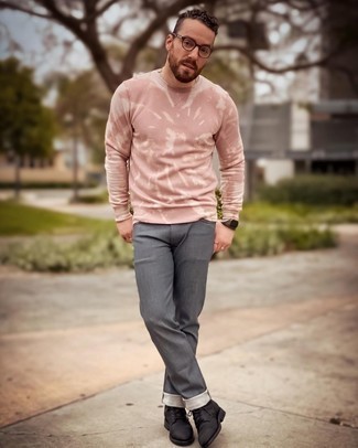 С чем носить розовый свитшот мужчине весна в стиле кэжуал: Розовый свитшот и темно-серые джинсы будет хорошим вариантом для расслабленного образа на каждый день. Этот образ легко обретает свежее прочтение в тандеме с темно-коричневыми кожаными повседневными ботинками. Мы откровенно не ровно дышим к этому ансамблю и безусловно возьмем его на заметку для переменчивой весенней погоды.