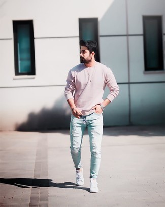 Какие зауженные джинсы носить с розовым свитшотем в 30 лет мужчине: Если у тебя планируется суматошный день, сочетание розового свитшота и зауженных джинсов позволит создать практичный ансамбль в стиле кэжуал. В сочетании с этим луком наиболее выигрышно смотрятся белые низкие кеды из плотной ткани.