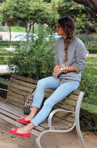 Модный лук: серый свитшот, серая классическая рубашка, голубые джинсы скинни, красные замшевые лоферы с украшением