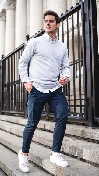Какие брюки карго носить с серым свитшотем в 30 лет в теплую погоду в стиле кэжуал: Серый свитшот прекрасно гармонирует с брюками карго. Очень уместно здесь смотрятся белые кожаные низкие кеды.