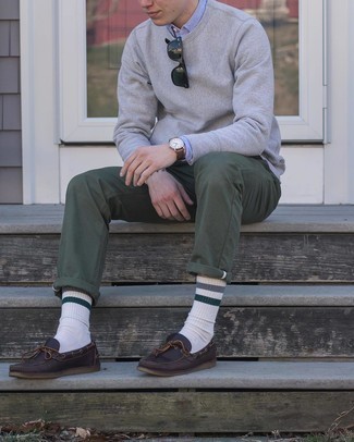 С чем носить свитшот в 20 лет мужчине в теплую погоду: Дуэт свитшота и оливковых брюк чинос в мужском образе поможет создать ощущение "элегантной свободы". Что касается обуви, закончи лук темно-коричневыми кожаными топсайдерами.