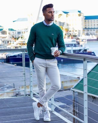 С чем носить темно-зеленый свитшот мужчине: Темно-зеленый свитшот и серые брюки чинос — идеальный вариант, если ты хочешь создать простой, но в то же время модный мужской лук. Что касается обуви, можно дополнить лук белыми кожаными низкими кедами.