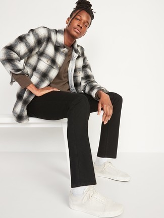 Как носить черные джинсы с белыми кедами из плотной ткани в 20 лет мужчине в теплую погоду: Коричневый свитшот и черные джинсы — идеальный выбор для вечера с друзьями. Создать красивый контраст с остальными составляющими этого образа помогут белые кеды из плотной ткани.