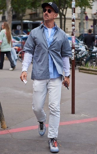 С чем носить высокие кеды за 40 лет мужчине в теплую погоду в стиле кэжуал: Белый свитшот и белые брюки чинос — рассмотри этот вариант, если не боишься находиться в центре внимания. Высокие кеды позволят сделать лук менее формальным.