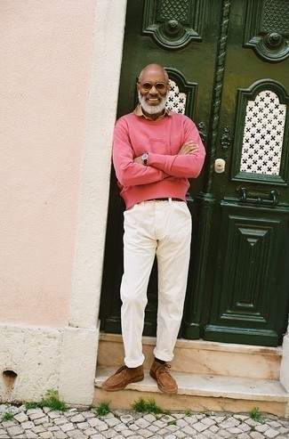 С чем носить розовый свитер за 50 лет мужчине в стиле смарт-кэжуал: Розовый свитер и белые брюки чинос прочно обосновались в гардеробе многих джентльменов, позволяя создавать роскошные и стильные образы. Любители необычных луков могут завершить образ светло-коричневыми замшевыми туфлями дерби, тем самым добавив в него чуточку изысканности.