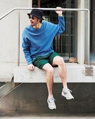 С чем носить оливковые спортивные шорты в 30 лет мужчине: Сочетание синего свитшота и оливковых спортивных шорт - очень практично, и поэтому идеально на каждый день. Прекрасно сюда подходят серые кроссовки.