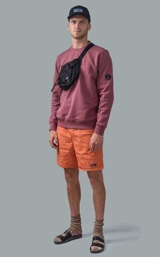 С чем носить оранжевые спортивные шорты мужчине: Стильное сочетание красного свитшота и оранжевых спортивных шорт подойдет для тех случаев, когда комфорт ставится превыше всего. Любишь поэкспериментировать? Тогда дополни образ черными кожаными сандалиями.