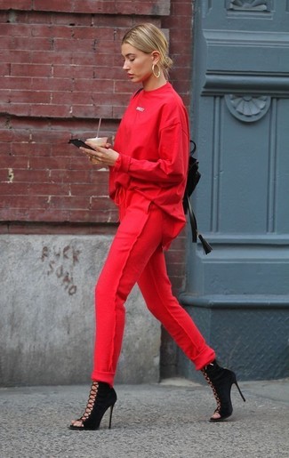 С чем носить ботинки в 30 лет женщине в стиле кэжуал: Красный свитшот и красные спортивные штаны — превосходное решение для леди, которые никогда не могут усидеть на месте. Этот наряд выигрышно дополнят ботинки.