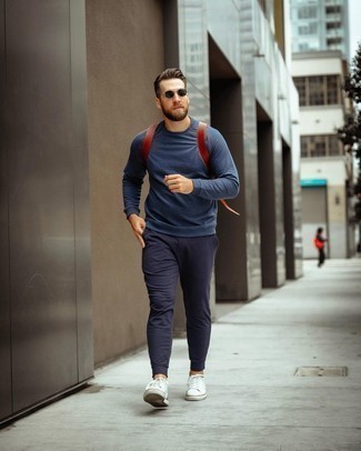 С чем носить темно-синие спортивные штаны в 30 лет мужчине в теплую погоду: Темно-синий свитшот и темно-синие спортивные штаны — выбор джентльменов, которые всегда в движении. В тандеме с этим образом наиболее уместно выглядят белые низкие кеды из плотной ткани.