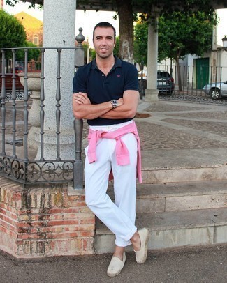 С чем носить розовый свитшот за 40 лет мужчине в теплую погоду в стиле кэжуал: Розовый свитшот и белые брюки чинос — беспроигрышный вариант, если ты ищешь простой, но в то же время стильный мужской лук. В паре с этим ансамблем наиболее гармонично смотрятся бежевые эспадрильи из плотной ткани.