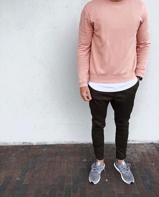 С чем носить розовый свитшот в 20 лет мужчине в теплую погоду: Если ты любишь одеваться по моде, чувствуя себя при этом комфортно и расслабленно, опробируй это сочетание розового свитшота и черных брюк чинос. серые кроссовки добавят облику легкости и динамичности.