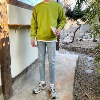 С чем носить зелено-желтый свитер в 20 лет мужчине весна: Зелено-желтый свитер и голубые джинсы — идеальный образ, если ты ищешь расслабленный, но в то же время модный мужской образ. Не прочь сделать ансамбль немного элегантнее? Тогда в качестве дополнения к этому ансамблю, обрати внимание на серебряные кроссовки. Когда зимний сезон отступает и сменяется весной, хочется выглядеть по моде и соблазнительно для противоположного пола. Подобное сочетание обязательно в этом поможет.