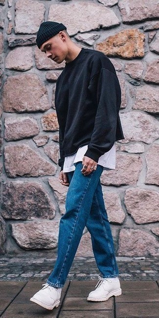 Как носить черный свитшот с белыми замшевыми туфлями дерби в 20 лет: Черный свитшот будет смотреться идеально в сочетании с синими джинсами. И почему бы не привнести в этот лук на каждый день толику нарядности с помощью белых замшевых туфель дерби?