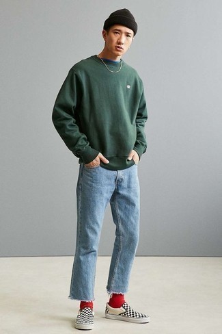 С чем носить темно-зеленый свитшот мужчине: Дуэт темно-зеленого свитшота и голубых джинсов выглядит привлекательно и нескучно. Что до обуви, черно-белые слипоны из плотной ткани в клетку — наиболее подходящий вариант.