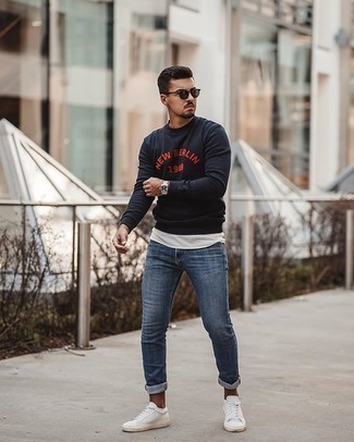 С чем носить свитшот в 20 лет мужчине в теплую погоду: Сочетание свитшота и синих джинсов подчеркнет твой индивидуальный стиль. Что касается обуви, белые низкие кеды из плотной ткани — наиболее подходящий вариант.