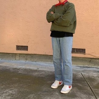 Модный мужской лук: оливковый свитшот, черная футболка с круглым вырезом, голубые джинсы, бело-красные кожаные высокие кеды