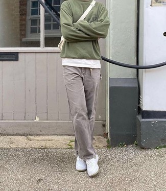 Какие низкие кеды носить с темно-зеленым свитшотем в 20 лет мужчине в стиле кэжуал: Сочетание темно-зеленого свитшота и серых джинсов поможет выразить твой индивидуальный стиль и выигрышно выделиться из серой массы. Пара низких кед очень органично интегрируется в этот образ.