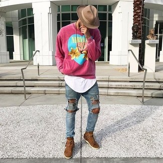 С чем носить розовый свитшот в 30 лет мужчине: Если в одежде ты ценишь удобство и практичность, розовый свитшот и синие рваные зауженные джинсы — хороший выбор для привлекательного повседневного мужского ансамбля. В тандеме с этим ансамблем удачно будут выглядеть коричневые замшевые высокие кеды.
