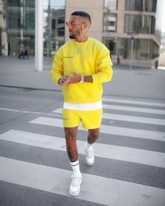 Какие низкие кеды носить с желтым свитшотем мужчине в спортивном стиле: Сочетание желтого свитшота и желтых спортивных шорт пользуется особым спросом среди ценителей комфорта. Такой ансамбль получает новое прочтение в сочетании с низкими кедами.