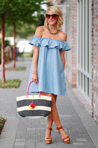 Модный лук: голубое свободное платье, коричневые кожаные босоножки на каблуке, белая соломенная большая сумка в горизонтальную полоску, коричневые солнцезащитные очки