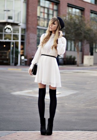 Модный лук: белое свободное платье, черные замшевые ботильоны, черные носки до колена, черная кожаная стеганая сумка через плечо